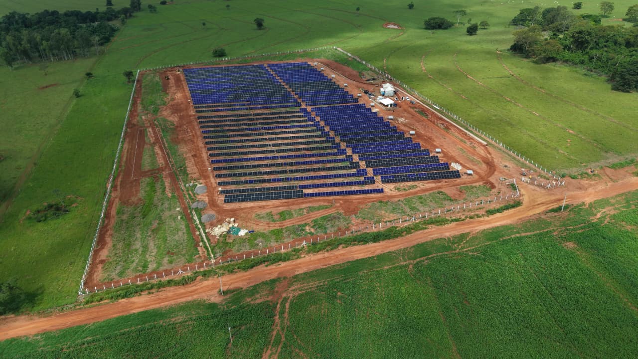 Vista aérea de usina solar